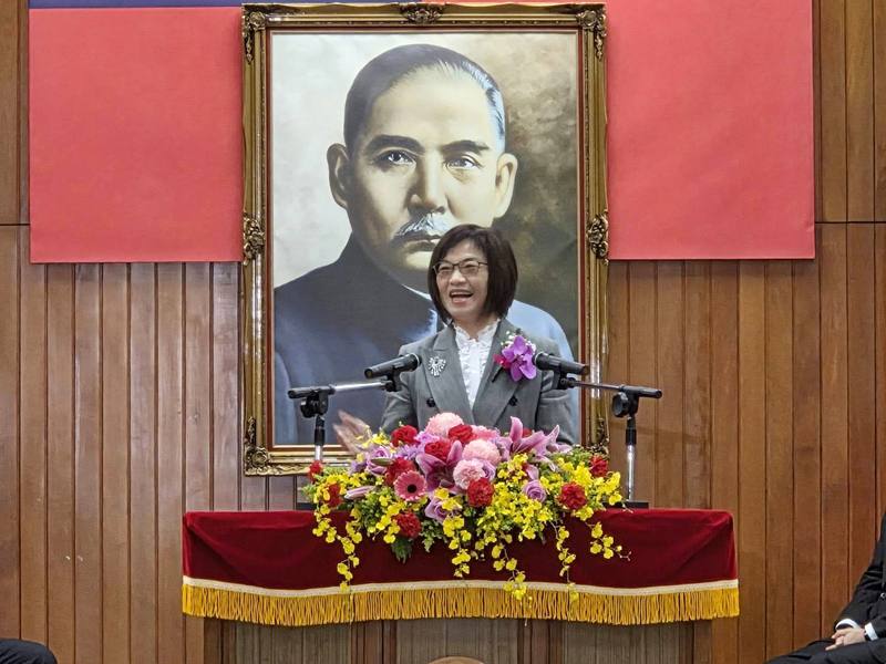 台灣高等法院9日舉行新、卸任院長交接典禮，由司法院副秘書長王梅英（圖）接任高院院長，她致詞時表示，自己有幸站在「巨人的肩膀上」接下任務，並向前輩致敬