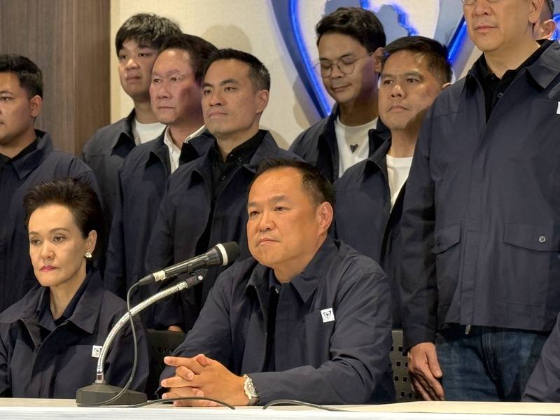 泰國總理兼泰自豪黨黨魁阿努廷（前左2）8日晚間在黨部舉行記者會宣布勝選。
