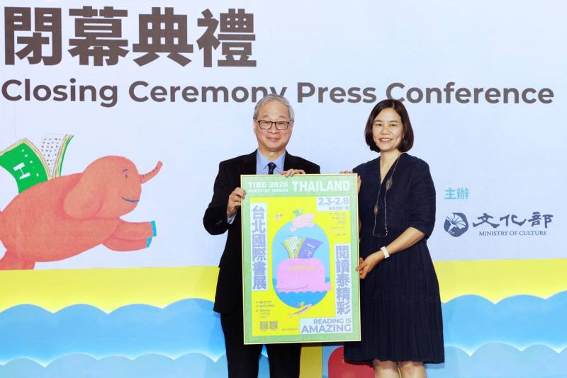 文化部長李遠（左）致贈2026台北國際書展海報予今年主題國泰國代表泰國商務處處長李佩佩。