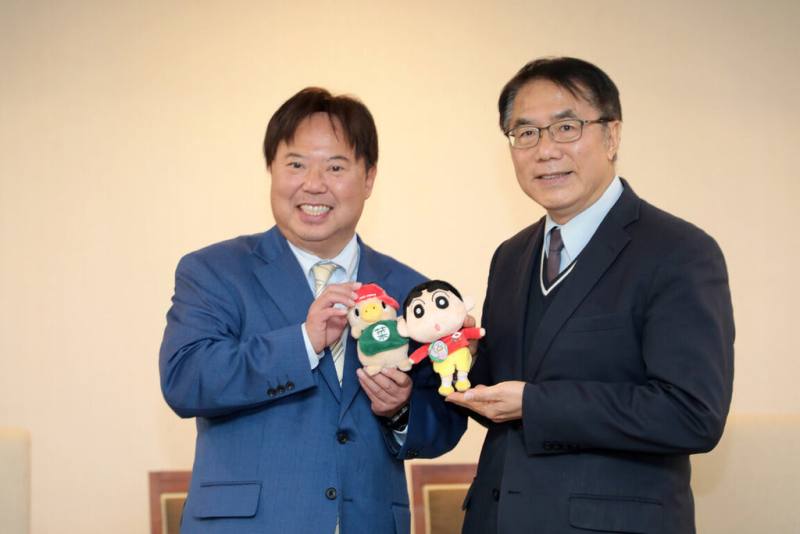 日本埼玉縣議會日台友好議員聯盟會長鈴木正人（左）9日到台南市政府拜會市長黃偉哲（右），雙方交換紀念品。（台南市政府提供）