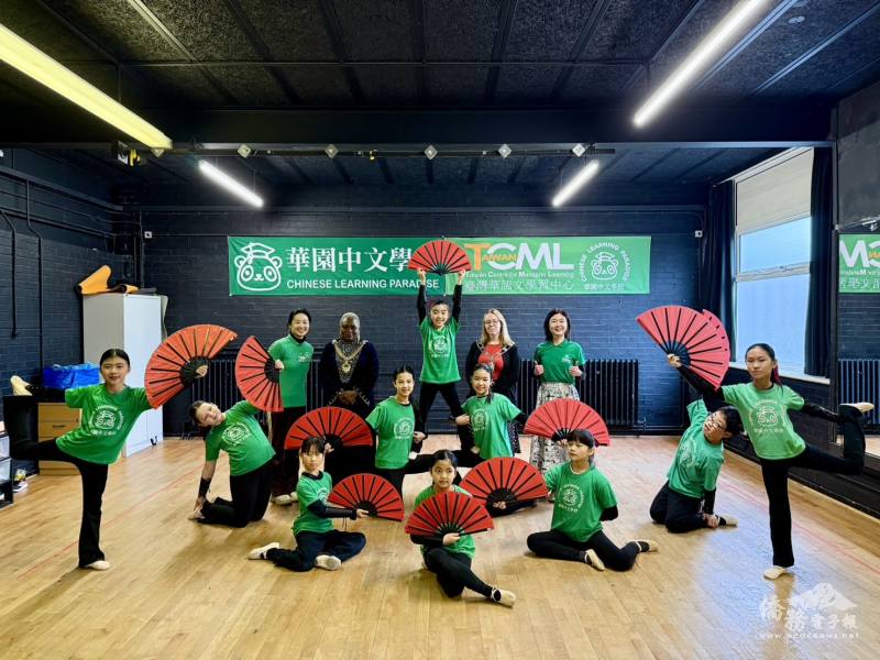 由沈怡伶老師指導的華園臺灣民俗舞蹈班演出新春功夫扇，展現臺灣傳統藝術特色，為活動增添熱鬧氛圍。