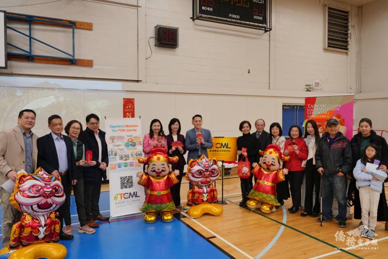 駐溫哥華辦事處劉立欣處長（中）、賴飛鍾校長（右六）、政要及社區領袖出席臺灣華語文學習中心-溫哥華聯合中文學校揭牌儀式