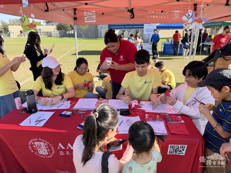 青年文化大使教授小朋友新年剪紙