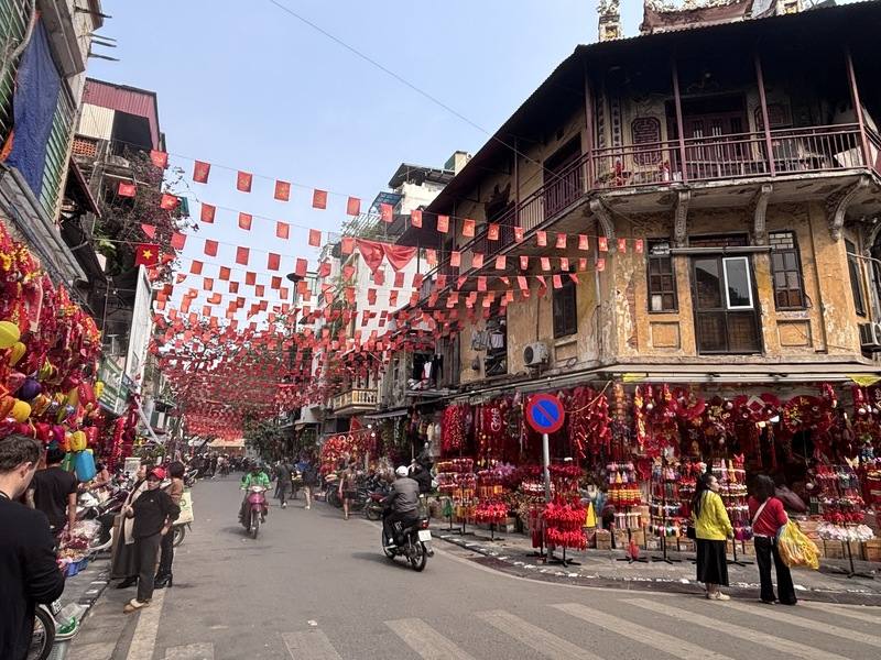河內36古街是歷史最悠久的商業中心，起源可追溯至11世紀的李朝時期。每條街道通常以特定行業命名。春節將近，這裡除了是觀光客必遊景點，也成了當地人採買年貨的好去處