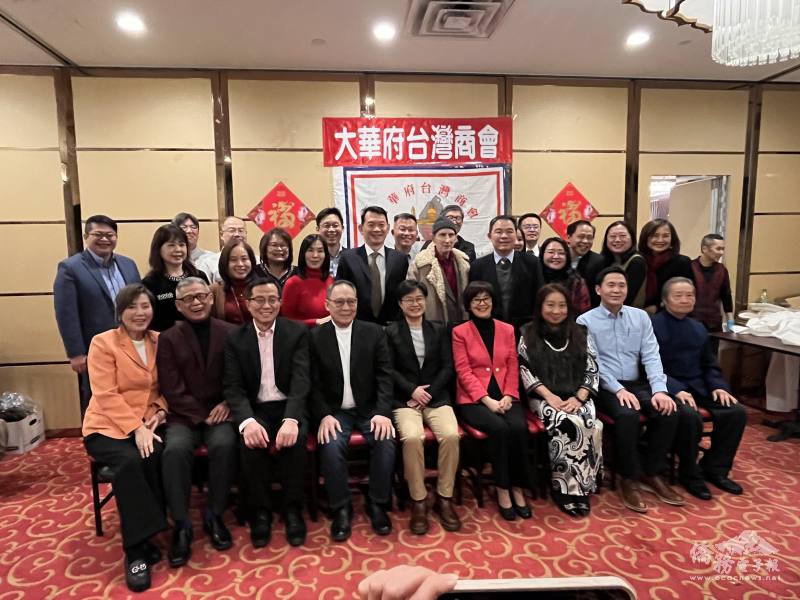 大華府臺灣商會的理監事與公使楊懿珊等貴賓們共同合影