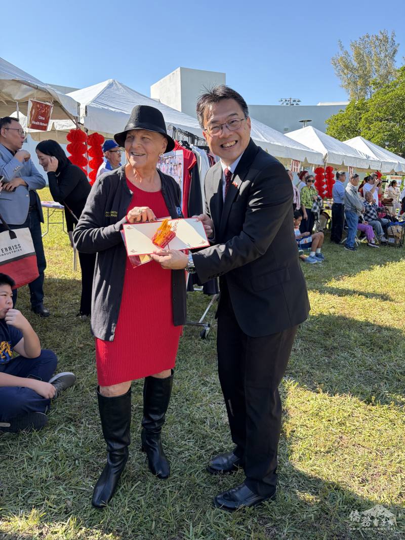 周啟宇致贈市政委員Phyllis Smith新春紙雕卡片