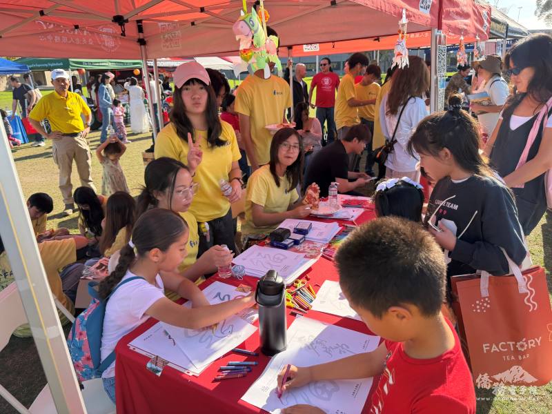 引導小朋友蠟筆手繪馬年生肖春聯