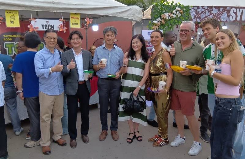 劉翼平夫婦向到訪奈國台商會攤位的韓國、義大利、法國使領館等人員介紹台灣風味美食，讓奈國與國際社會更加認識台灣