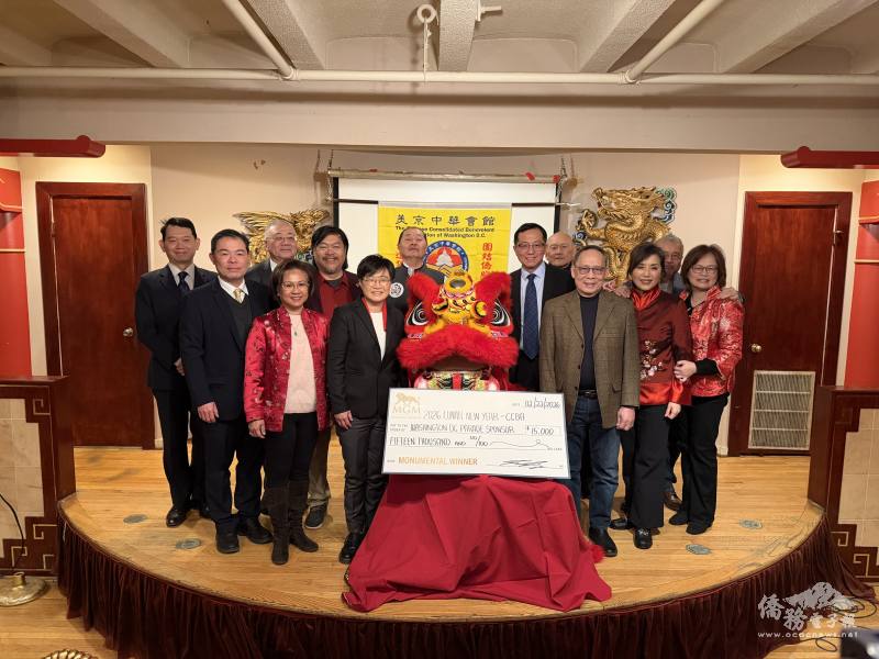 黃浩源、徐腕佑、楊懿珊、德古斯曼(Ben De Guzman)、中華社區基金會董事長李治瑞等共同合影