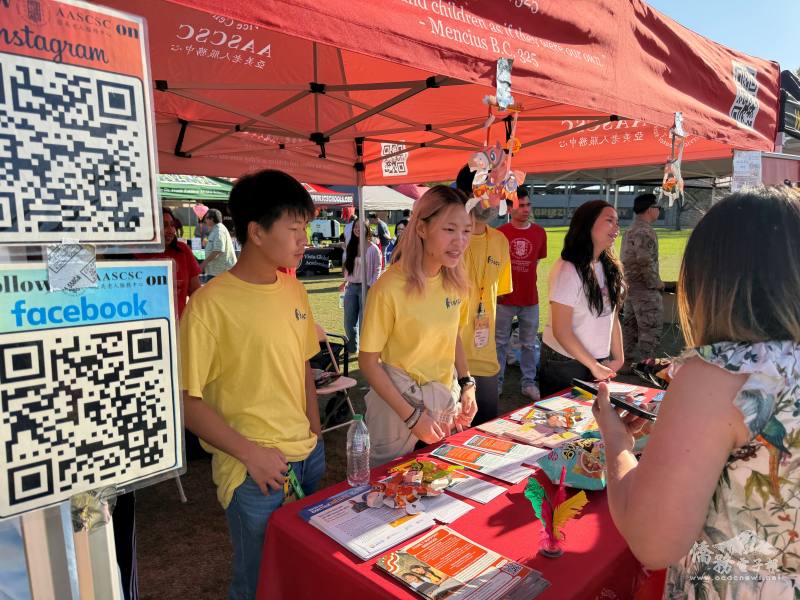 青年文化大使介紹臺灣觀光、社區銀髮長輩服務等資訊