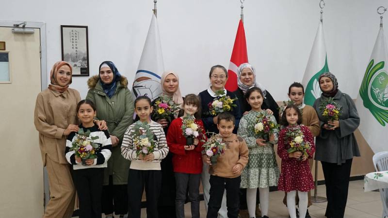 滿納海中文班春節週活動期間，師生齊聚一堂合影留念