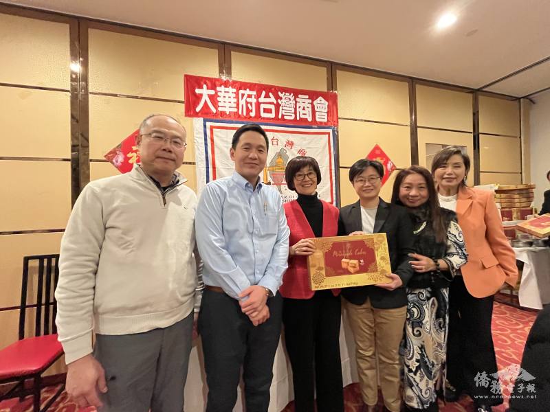 總會長白越珠向駐美代表處副代表楊懿珊公使致贈禮物