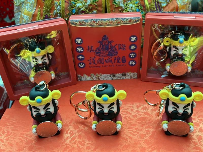 基隆護國城隍廟精心設計Q版城隍爺公仔，搭配取台語諧音「有緣」的5元發財金，象徵與城隍爺「有緣」，將於20日（初四）下午2時限量發送6000個。