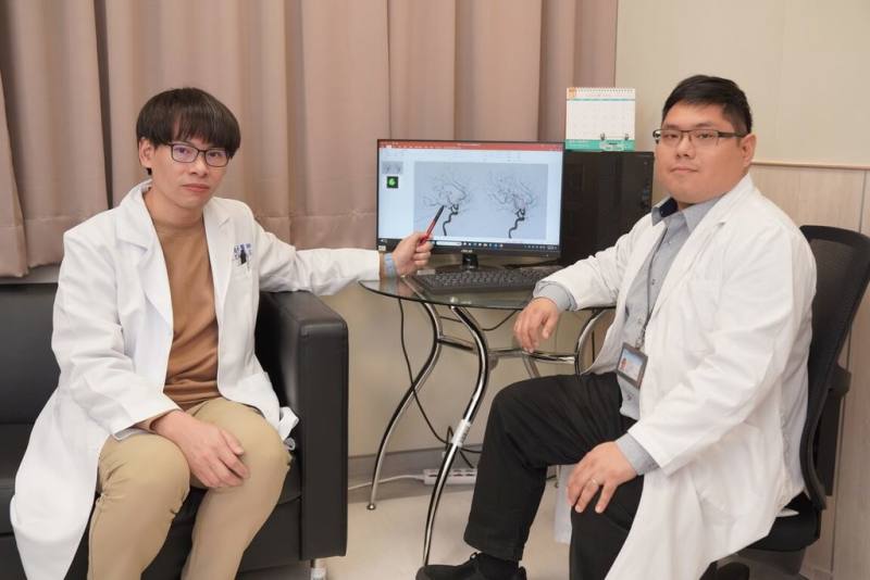 中國醫藥大學新竹附設醫院9日表示，一名8旬婦人突發腦中風症狀，確認是左側中大腦動脈阻塞並合併顱內動脈血管瘤，院方透過腦部電腦斷層灌注攝影輔助，啟動取栓手術，成功挽回腦功能。（中國醫藥大學新竹附設醫院提供）