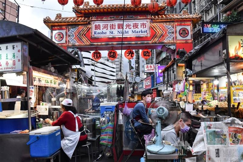 圖為饒河街夜市。(中央社檔案照片)