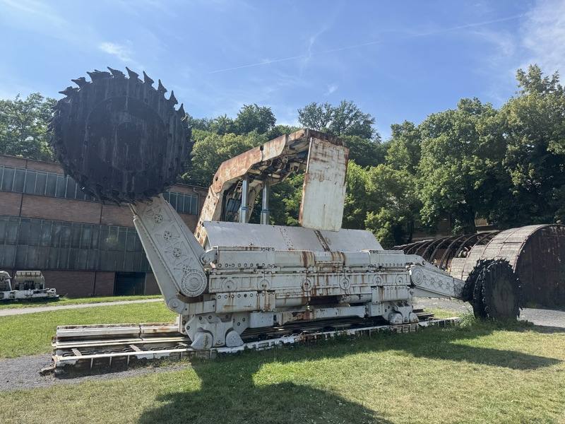 捷克關閉最後一個硬煤礦井，結束長達250年的硬煤開採時代。儘管地下仍蘊藏數億噸硬煤，但由於經濟、地質與人力等限制而難以持續開採。圖為在捷克第三大城奧斯特拉瓦（Ostrava）蘭德克公園（Landek Park）展示的煤礦開採器具。