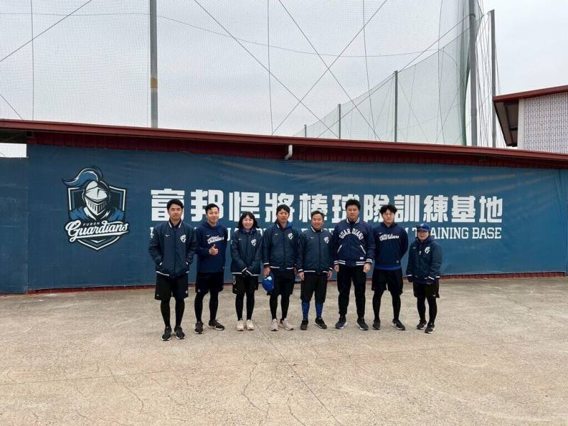 中華職棒富邦悍將隊在稻江基地進行春訓，悍將執行副領隊林威助（右3）邀請前日本職棒阪神虎隊資深防護員小滝康樹（右4）來台客座。（富邦悍將隊提供）