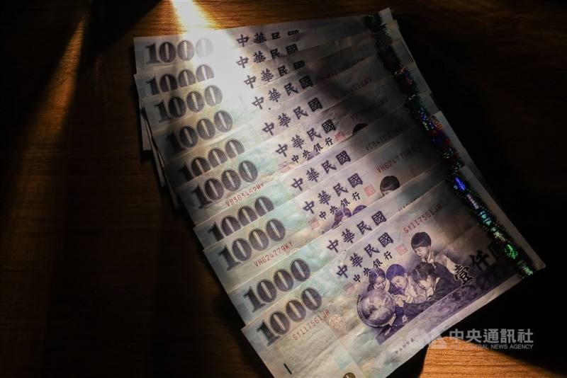 民眾健康意識抬頭，帶動台灣外溢保單市場2025年新契約保費衝上新台幣446億元新高，各家壽險業也積極推出外溢保單。（中央社檔案照片）