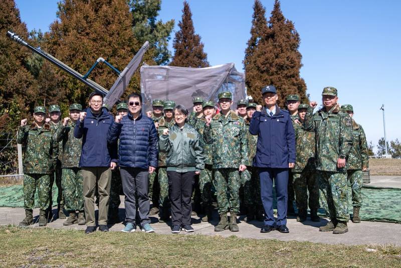 副總統與新竹地區部隊的空軍弟兄姊妹合影