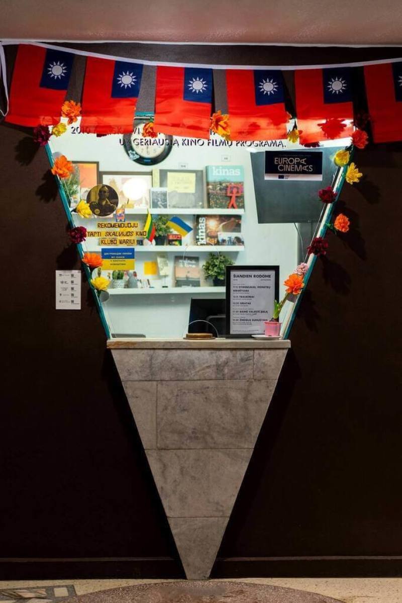 立陶宛台灣影展8日在維爾紐斯Skalvija電影院播放開幕片，售票口以中華民國國旗裝飾。（立陶宛亞洲藝術中心提供）