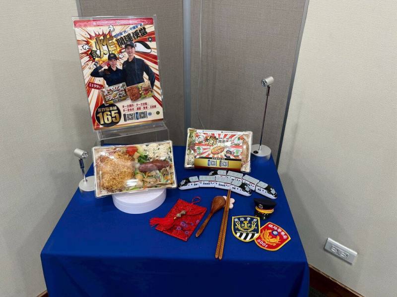 警政署鐵路警察局攜手台鐵公司推出春節限定「食炸開運便當」，9日起至26日止限量販售，並將「防詐5步驟」融入經典菜色，守護旅客「安薪」過好年。（警政署鐵警局提供）