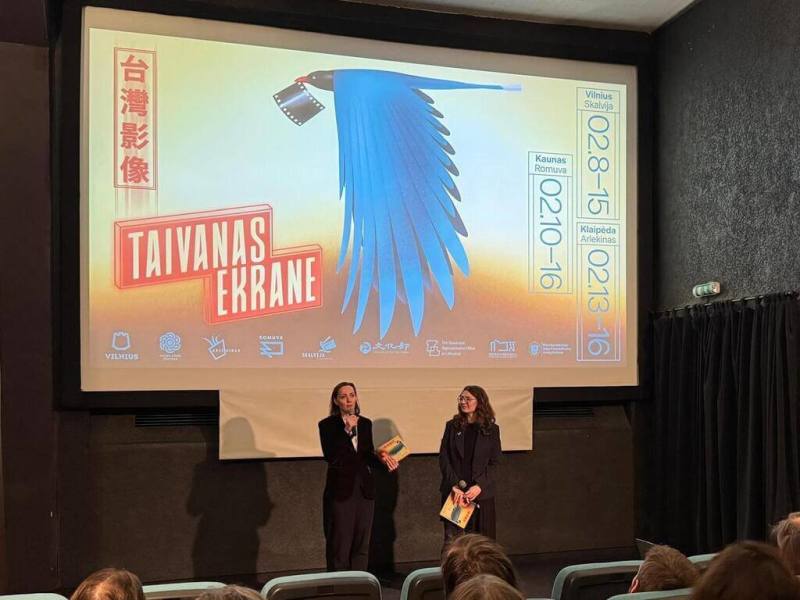 立陶宛第7屆「台灣影像」影展8日開跑，今年選映8部作品。圖為影展主策展人沃希柳特與共同策展人貝娜德開幕致詞。（文化部駐德文化組提供）