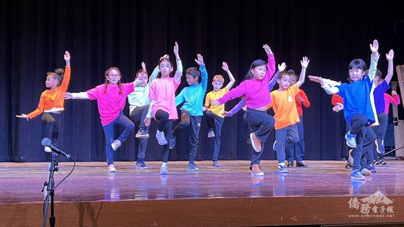 學生以充滿活力的節目表演，迎接馬年