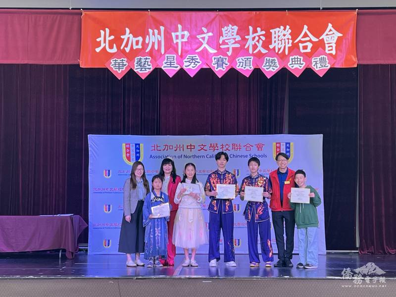 副主任蔡佳樺(左一)頒發獎狀給獲獎學生