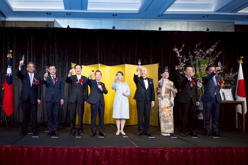 副總統與現場貴賓一同祝酒