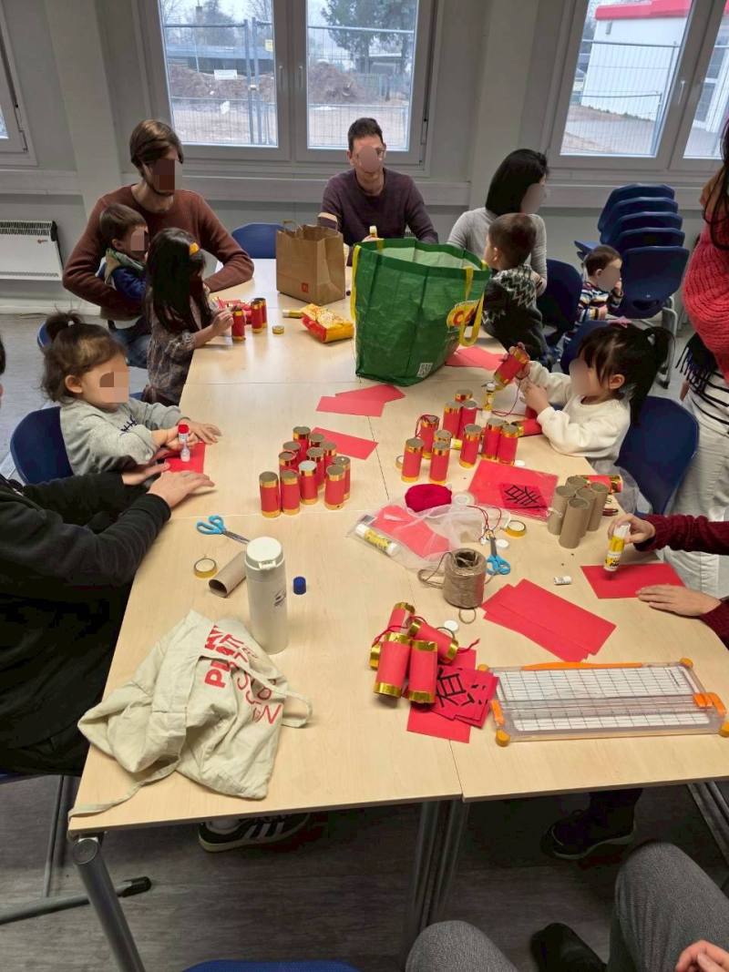 小小班學生學做爆竹紙雕