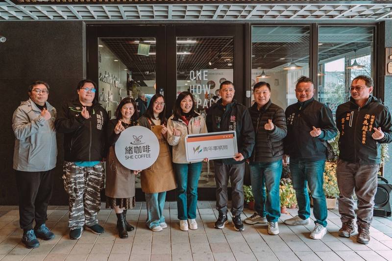 桃園市政府青年事務局長侯佳齡（左5）表示，「ONE HOW SPACE一號空間」是桃園創生團隊交流共創重要樞紐，9日進駐的團隊，嚴選新屋區蜂蜜、觀音區大花咸豐草與蓮荷香草茶等食材，讓民眾在品飲之間自然認識產地風景，感受地方創生溫度