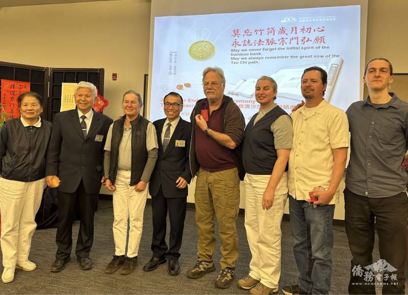 慈濟北加州分會執行長黃啟貞（左四）與外籍志工合影