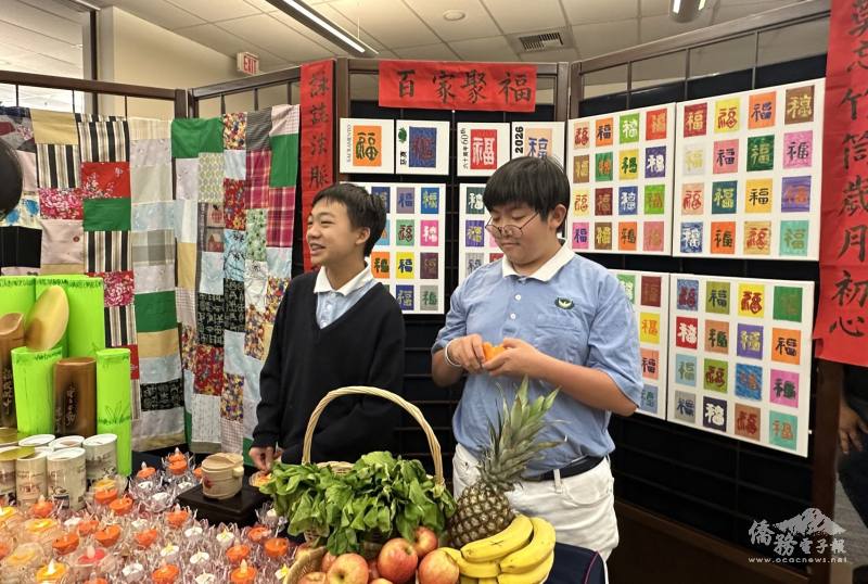 慈少學生在百福字和百福被前，介紹慈濟的竹筒歲月