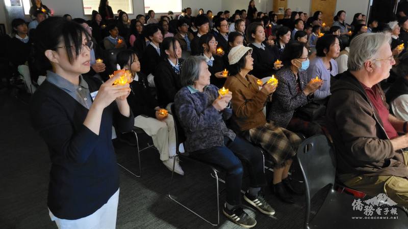 手捧心燈祈願平安吉祥滿人間