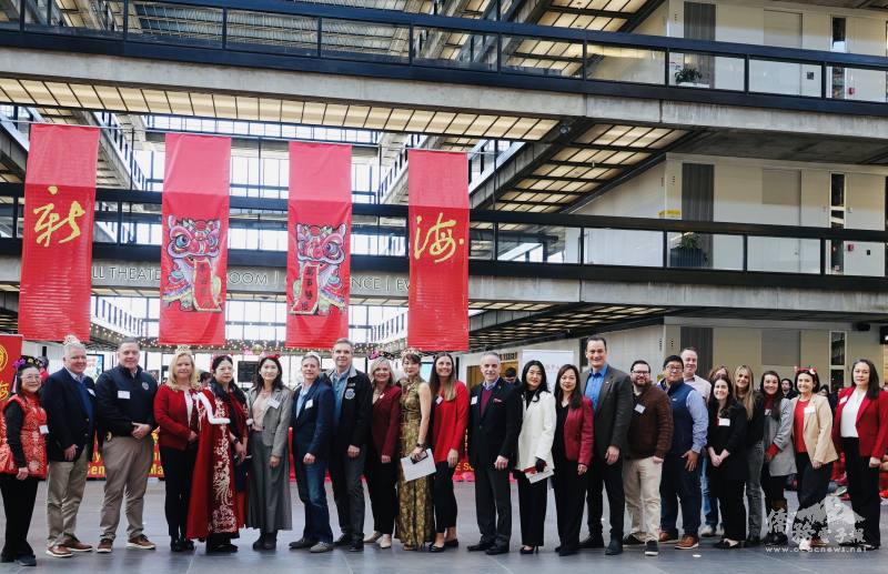 新海中文學校暨新海TCML新春招生表演活動貴賓雲集，包括新州眾議員Vicky Flynn 和 Dr. Gerry Scharfenberger、含德市副市長Brian Foster、含德市市議員、督學、學區委員及校長們，社區各界共襄盛舉