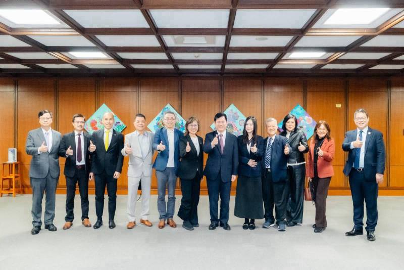 外交部長林佳龍（右六）與「歐洲臺灣商會聯合總會回國訪問團」一行合影