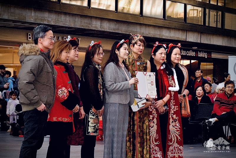 左起為高雄醫學大學大紐約校友會鄭詩宗醫師、RWJ醫院華人醫療服務李安琪、博根中校TCML林淑萍、六葉基金會李珠瑛、紐約文教中心主任王怡如、新海中校校長林依靜、新海TCML主任江海寧、北澤西台灣同鄉會會長呂綺偉，王怡如於現場頒發新海TCML「優良」評鑑殊榮，肯定教學與推廣成果