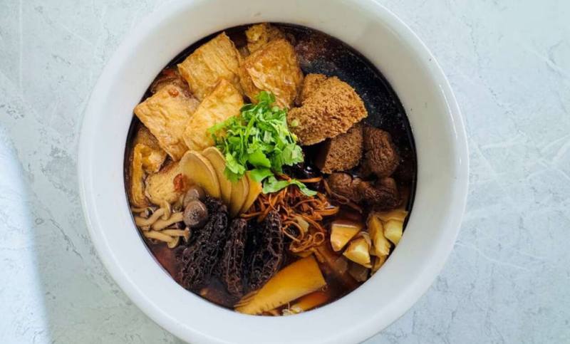 7至8成台灣人蔬果攝取不足，主廚反轉年菜大魚大肉印象，推出蔬食佛跳牆。營養師指出，以菇類取代炸物，熱量僅為傳統佛跳牆約10%，多醣體更有助提升免疫力。 （國健署提供）