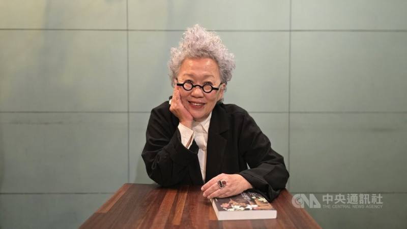 泰國作家威拉蓬．尼廸巴帕（Veeraporn Nitiprapha）48歲才認真投入創作，她認為人生不該畫地自限，說促使自己立志成為作家的其中一個原因，是無法接受兒子覺得有其他人比自己更有趣。圖攝於2月4日