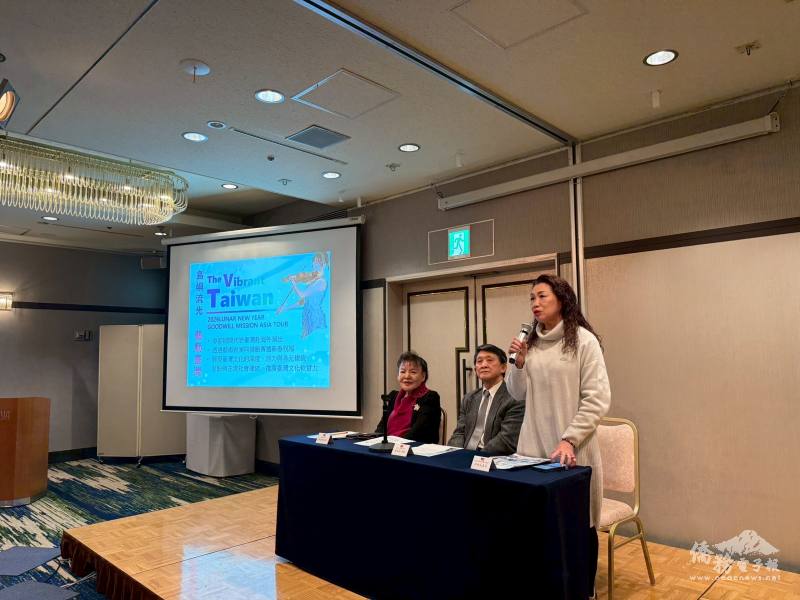 日本中華聯合總會會長羅鴻健(中)、春訪團執行委員長洪益芬僑務委員(右)及財務長林裕玲(左)