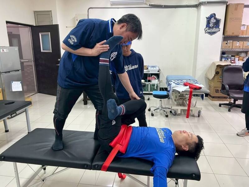 中華職棒富邦悍將隊邀請前日本職棒阪神虎隊資深防護員小滝康樹（左），於春訓期間來台客座。小滝康樹示範恢復動作，並與悍將防護團隊交流。（富邦悍將隊提供）