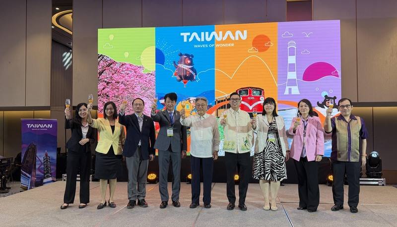 交通部觀光署9日在馬尼拉辦理台灣觀光推廣會，強化雙邊觀光產業交流。圖為觀光署副署長黃勢芳（左4）、駐菲副代表楊登仕（中）等人向台菲旅遊業者敬酒