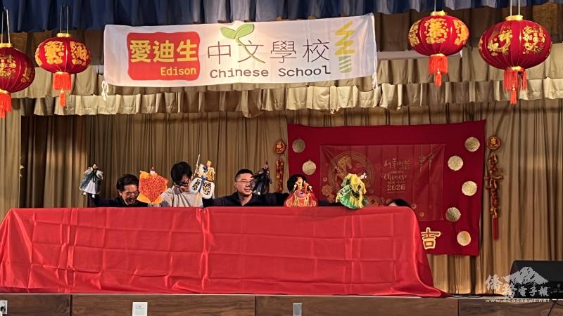 「看熱鬧布袋戲團」以「年菜」為主軸，透過國臺語自然穿插，生動介紹臺灣過年飲食文化與吉祥寓意