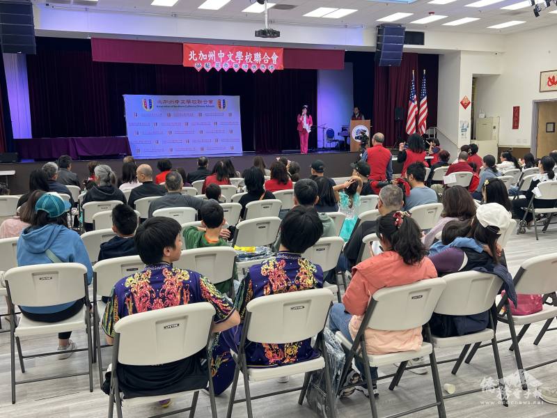 由各界人士見證學生站上舞台的重要時刻