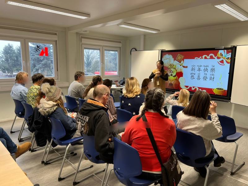 校長羅涵勻對當地社區朋友教授春節吉祥話