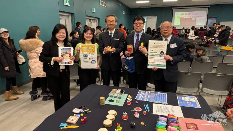 2月7日慈濟加東分會西多倫多聯絡處歲末祝福，密西沙加慈濟人文學校園遊會安排文化老師賴芳敏(左2)捏麵人展攤，梁毅鵬(中)、藍柏青(右2)及校長王贊維(右1)推廣英語服務營、TCML及i僑卡