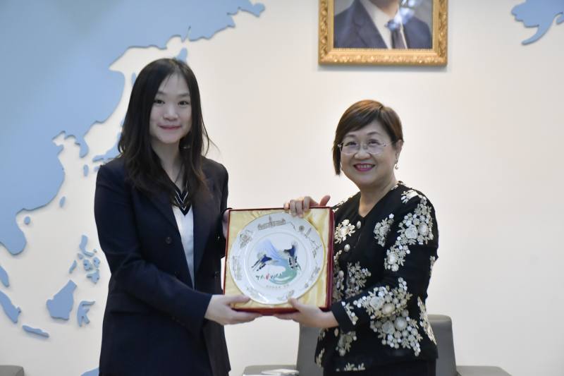 徐佳青致贈禮品，歐洲臺灣商會聯合總會(歐總)第32屆總會長李欣恬代表接受