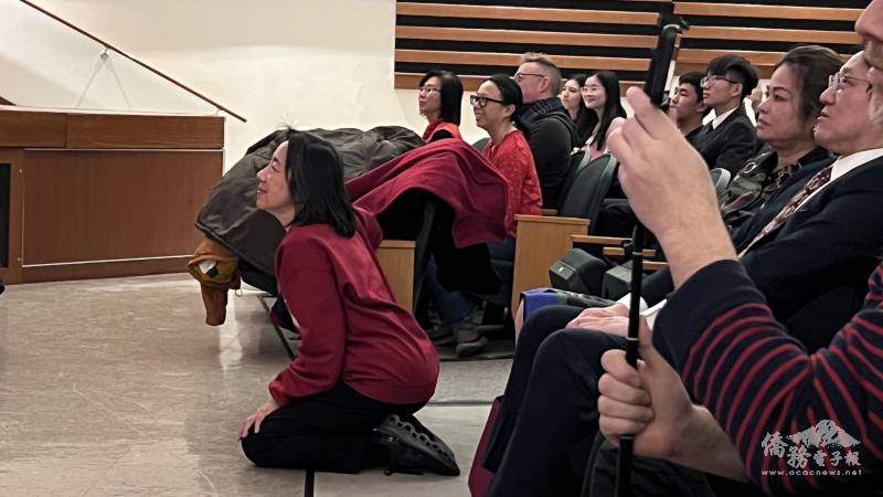 家長感謝校長孫靄如(跪地指導節目進行者)事必躬親，同時充分賦權團隊