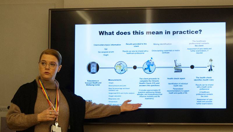 芬蘭卡拉薩塔瑪健康與福祉中心護理長穆斯托寧展示數位醫療服務流程。民眾透過自助測量站取得數據後，系統會自動辨識健康風險，高風險個案可一鍵將報告傳送給護理人員