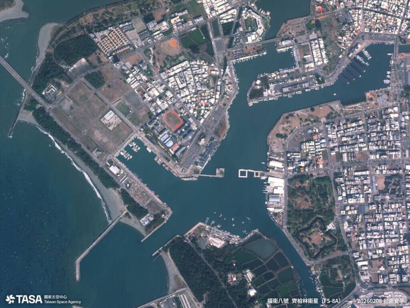 齊柏林衛星取像可見台南安平漁人碼頭區域漁船行進的尾流。（國家太空中心提供）